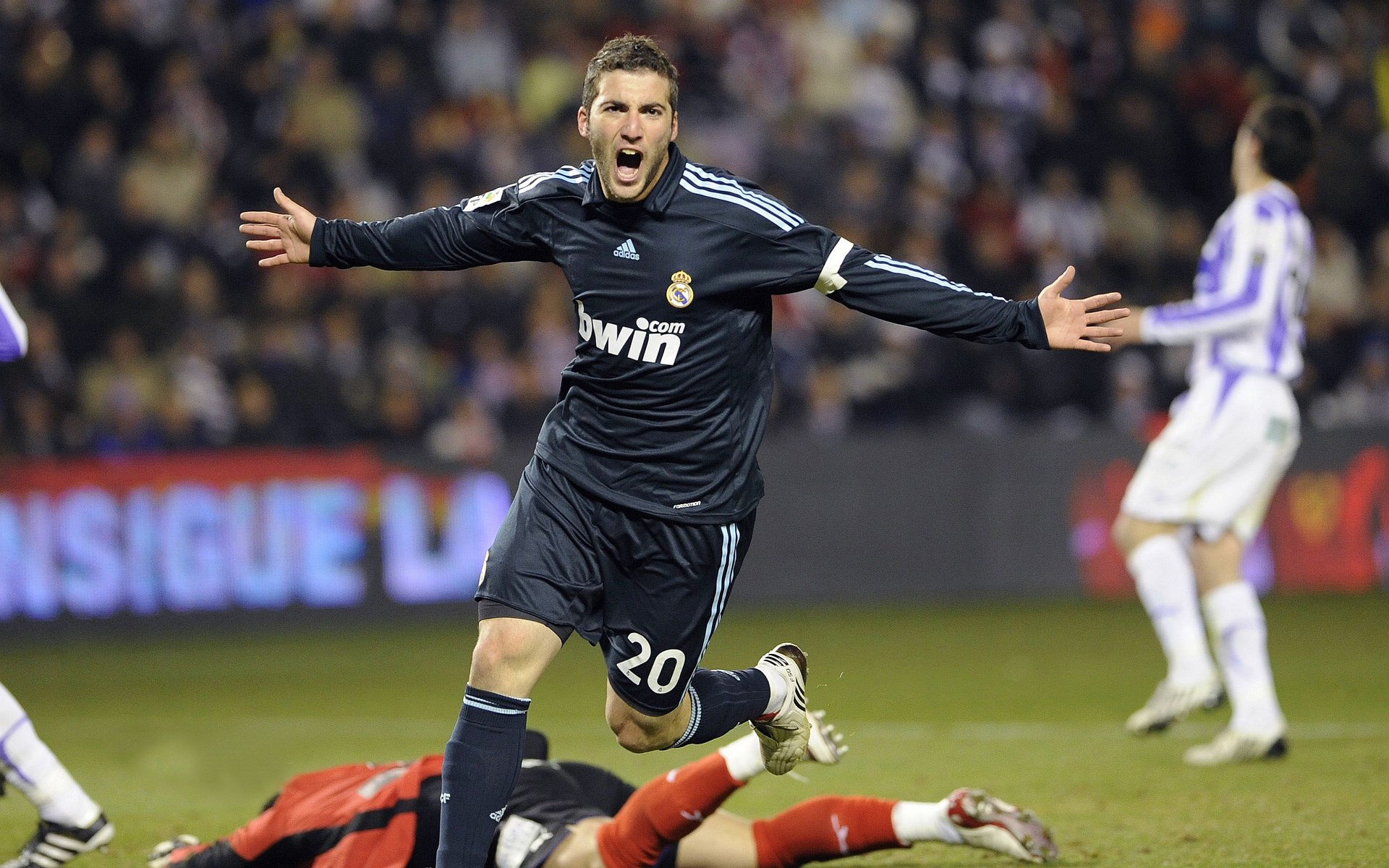 《英雄联盟》官方发布年度幕后花絮,粉丝期待爆棚,英雄联盟mv彩蛋